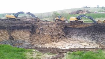 Equipment digging the lagoon